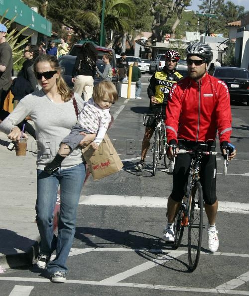 Tobey Maguire Wife. Tobey Maguire out with family