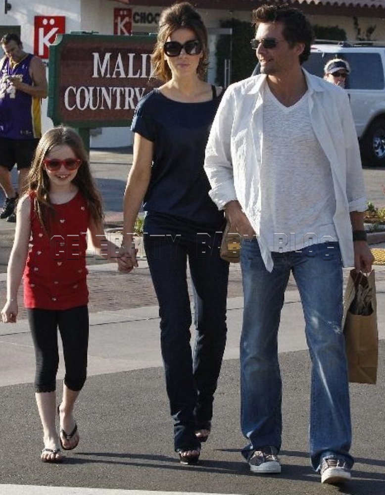 Kate Beckinsale Len Wiseman and Lily check out pet store and head to park