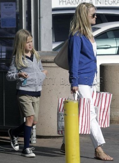 Reese Witherspoon and Ava go grocery shopping