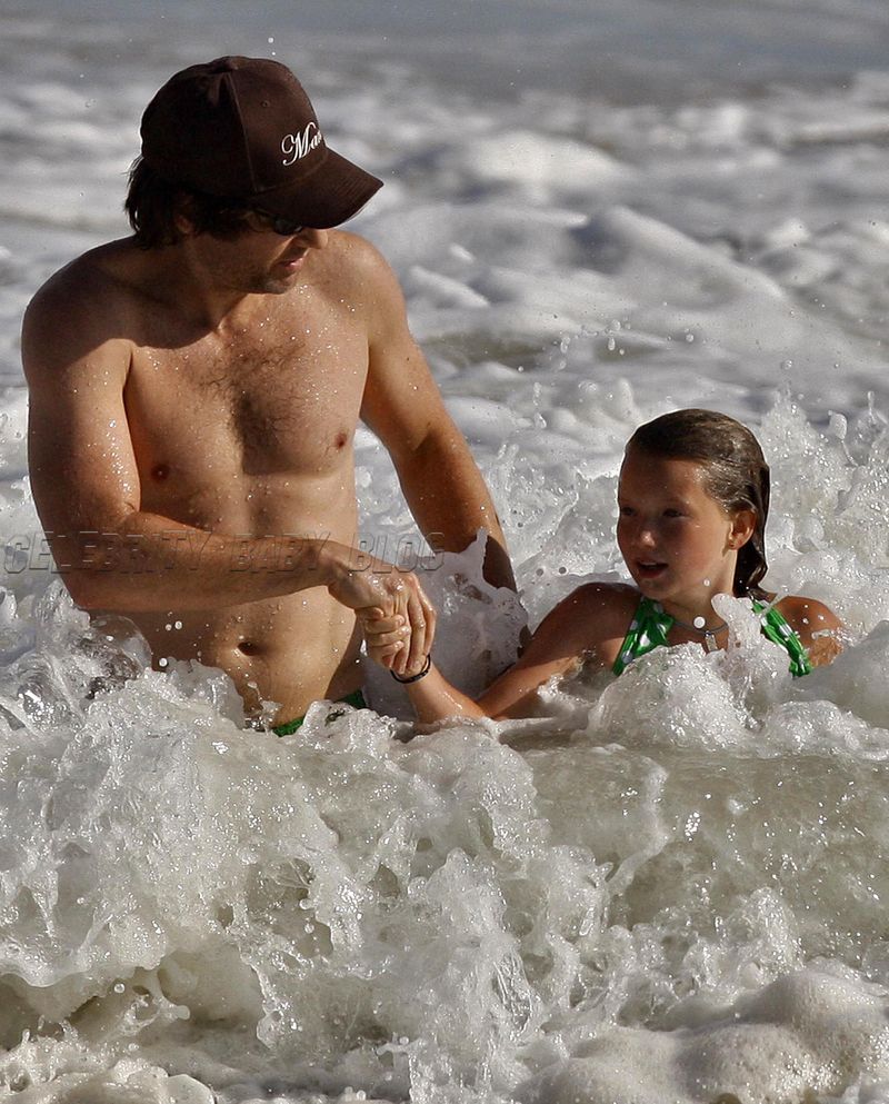 Beach fun for David Duchovny, T...