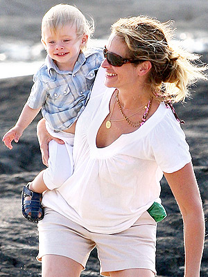 julia roberts younger. Julia Roberts and Kids Hang