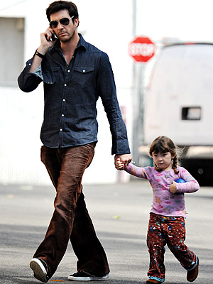 Dylan McDermott Drops Charlotte Off at School – Moms & Babies