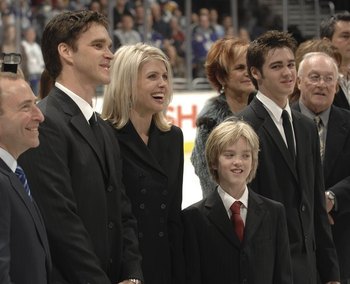 Luc Robitaille's family attends jersey retirement ceremony