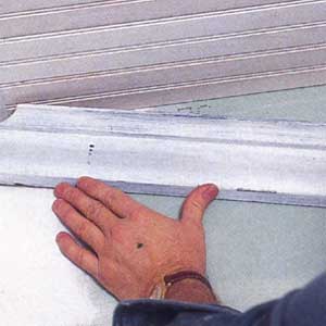 beadboard ceiling with crown molding