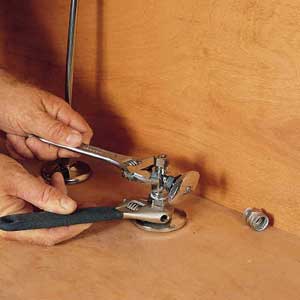 Finish tightening the nut using two wrenches ; be careful not to overtighten the nut, or the fitting will leak. 