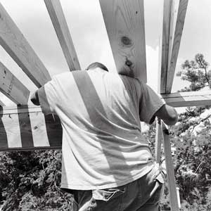 man installs header