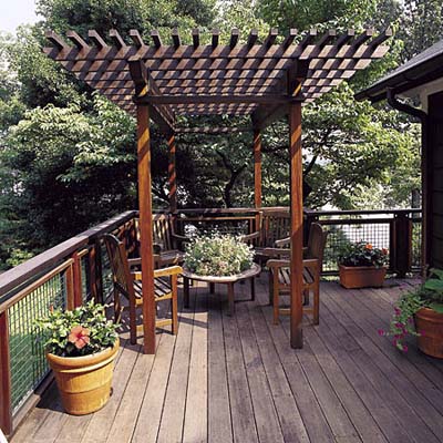 deck with with wire-mesh railing