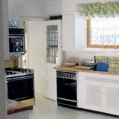 Latticework panels on the breakfast bar's base cabinet doors