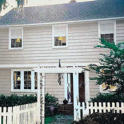 Orlando colonial home front yard before renovation 