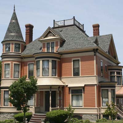 Em Massachusetts casas em diversos estilos como essa são vendidas por preços que variam de $200.000 a $800.000.