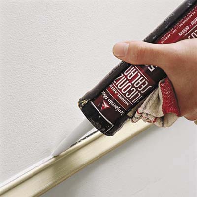 filling gaps and holes in the wall with caulk
