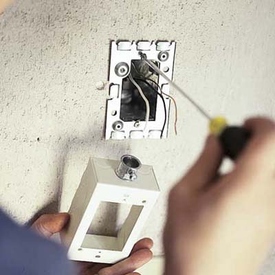 Attaching the extension box of a floodlight 
