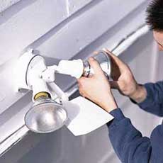 Installing a Garage Floodlight tout