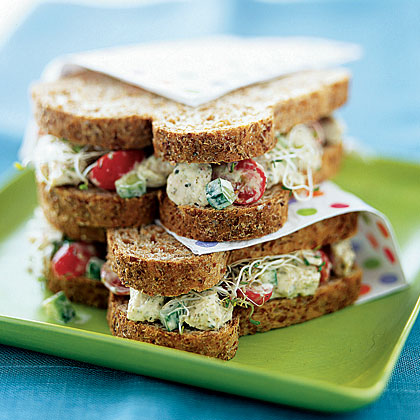 Sandwich de ensalada de pollo pesto