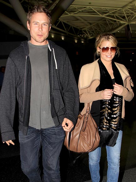 Jessica Simpson & boyfriend at the airport