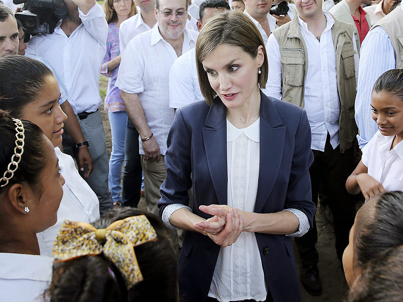 Queen Letizia Holding Kids in El Salvador : People.com
