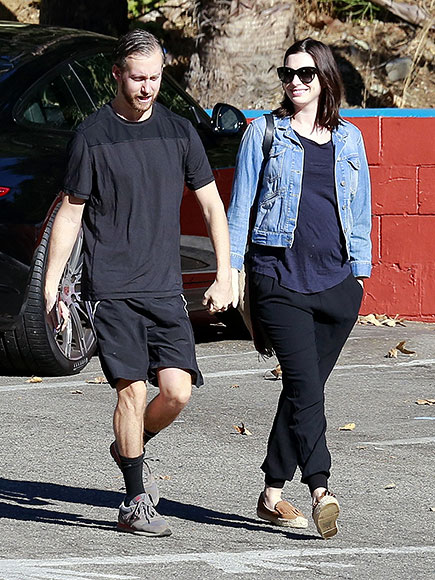 Anne Hathaway Steps Out with Husband After Pregnancy News : People.com