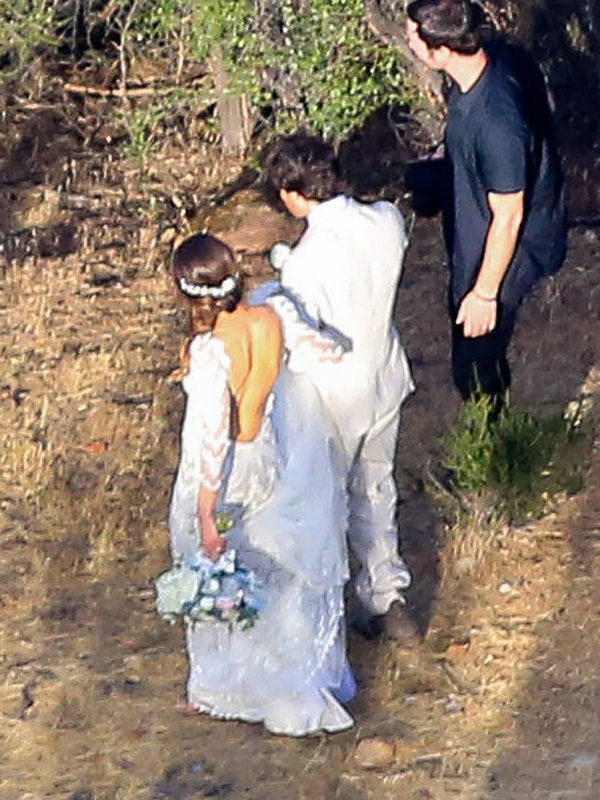 Nikki Reed and Ian Somerhalder Marry: See Her Gorgeous Wedding Dress ...