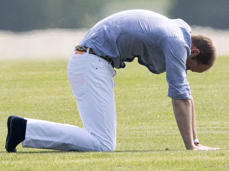 Prince William Does Yoga in White Jeans : People.com