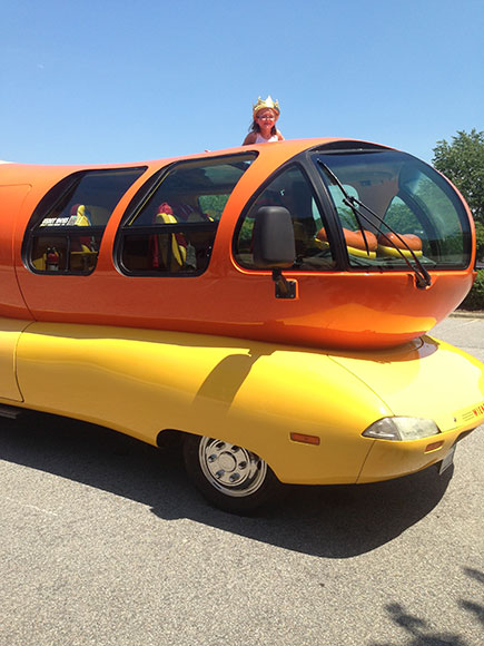 Hot Dog Princess Rides in Oscar Mayer Wienermobile : People.com